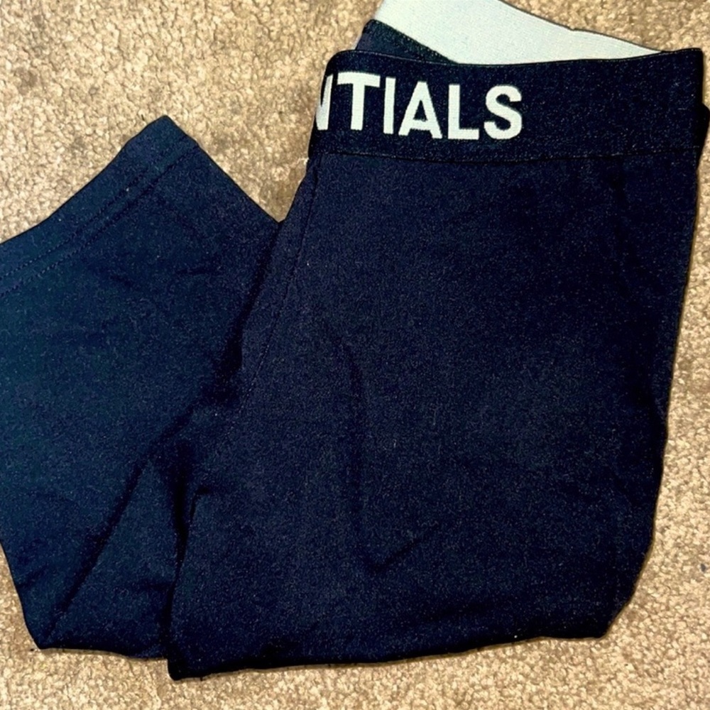 Essential Shorts - Picture 4 of 4